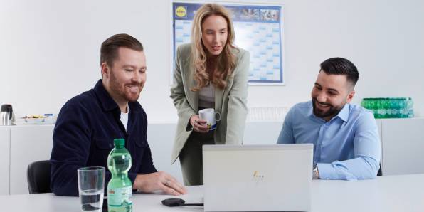 Besprechung mit Kollegen bei Lidl