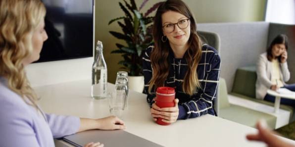 Mitarbeiter besprechen sich