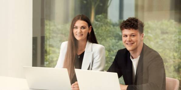 Werkstudenten am Schreibtisch