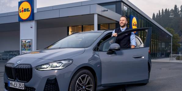 Der Filialleiter steigt aus dem Auto.