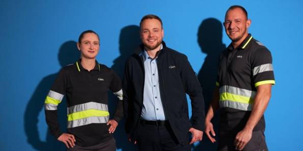 l-mitarbeiter-logistikzentrum-3er-gruppe-BLAU_2zu1