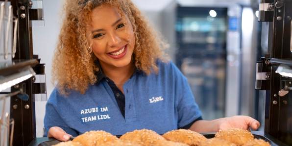 Azubi Imane mit Brötchen