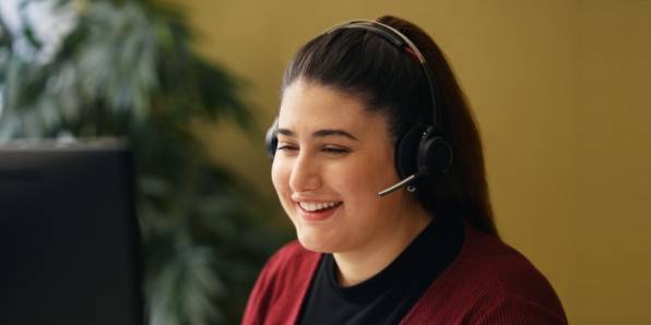 Mitarbeiterin mit Headset