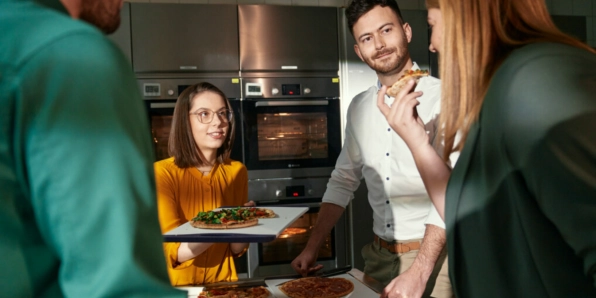 Kollegen im Einkauf beim Pizzatest