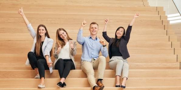 Studenten auf der Treppe