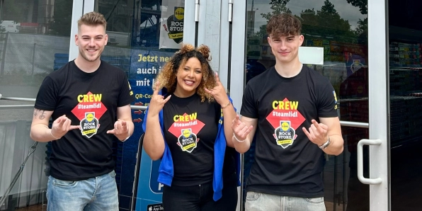 Unsere Azubis vor dem Eingang des Rock Stores 2025