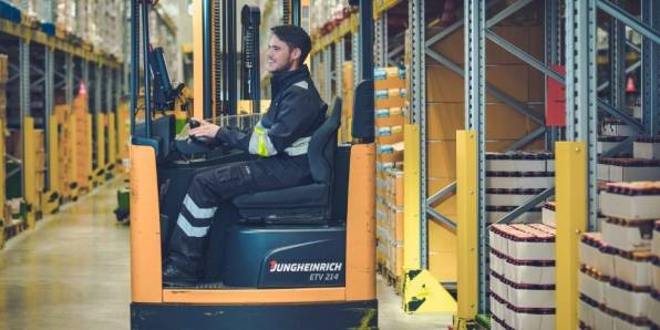 Staplerfahrer im Lidl-Lager