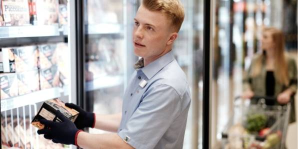 Studentenjobber räumt Kühlregal ein