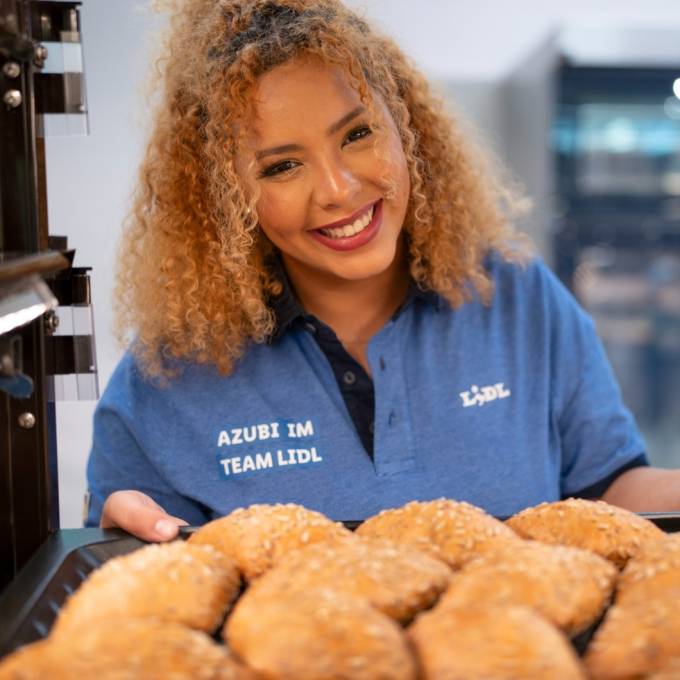 Azubi Imane mit Brötchen