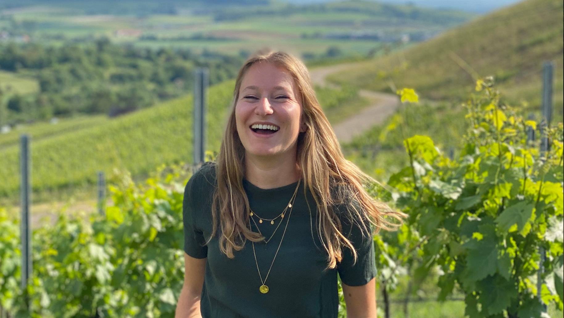 Sandra geht gerne in den Weinbergen spazieren