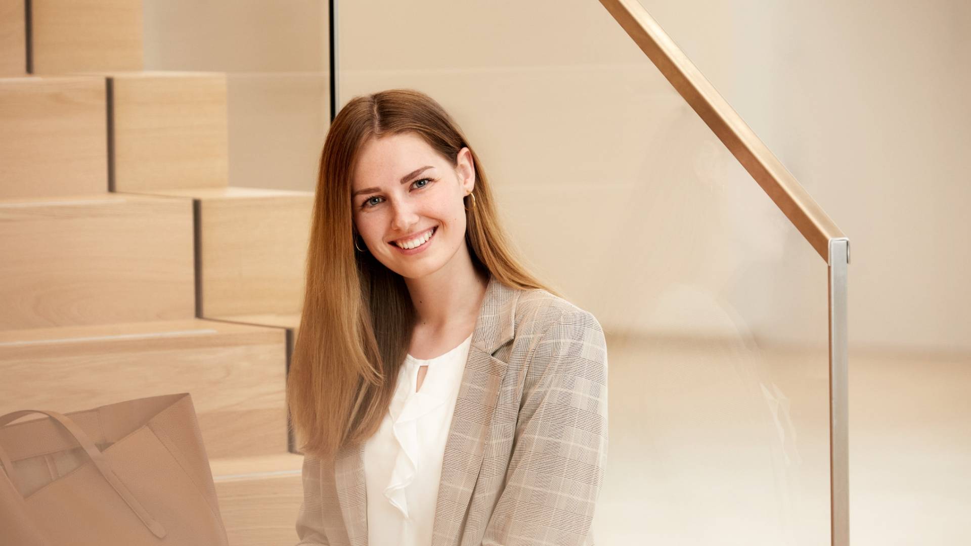 Studentin auf der Treppe