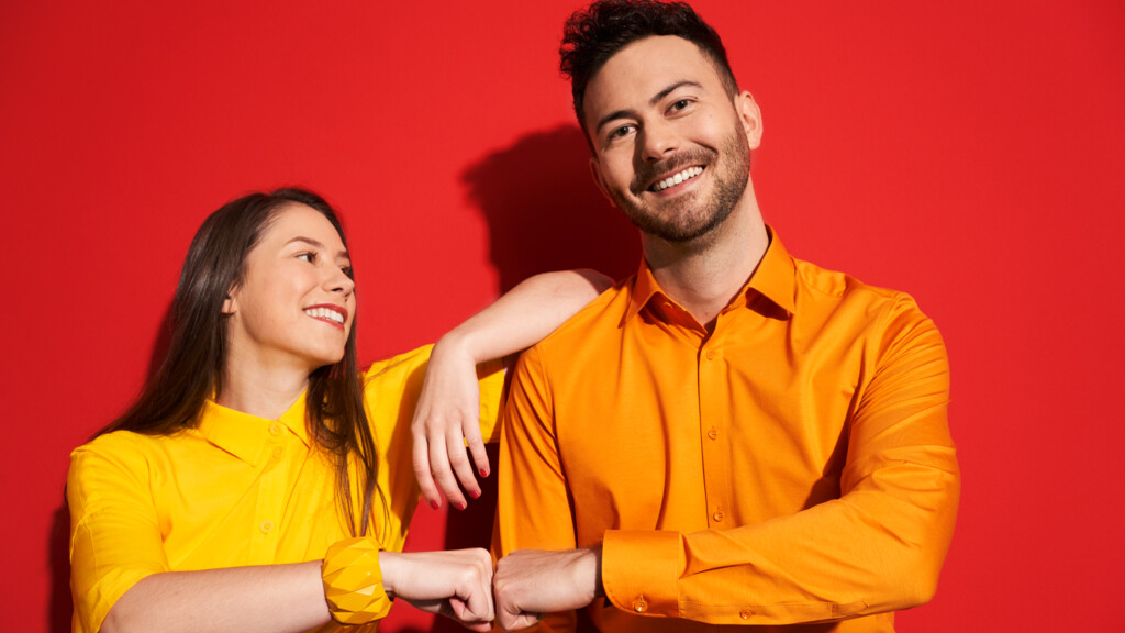 z-kollegen-begruessung-lachen-gelb-orange-freisteller-rot_16zu9