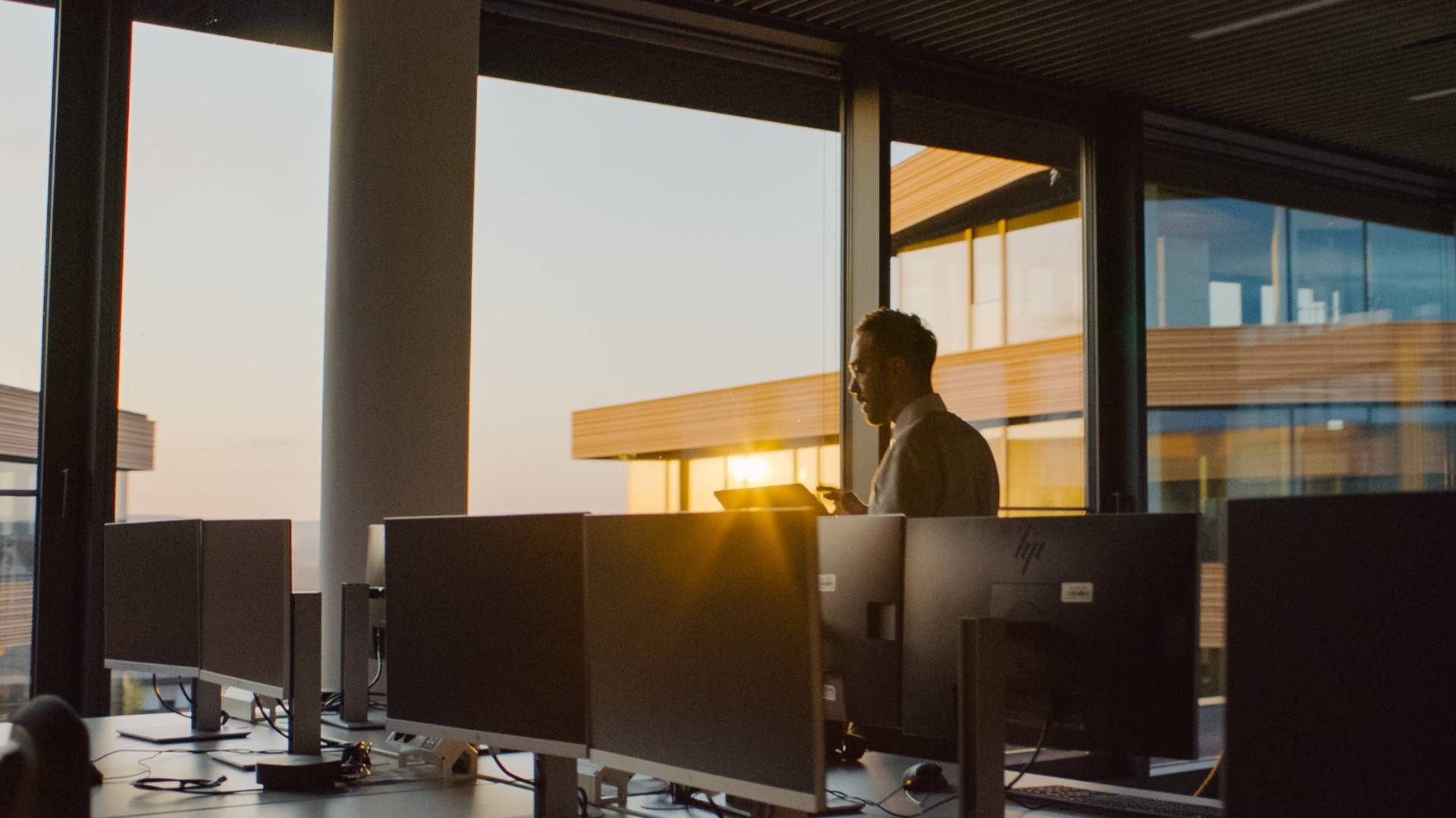 Mitarbeiter im Büro bei Sonnenaufgang