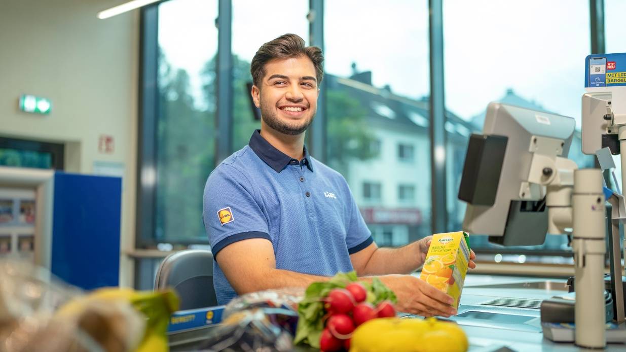 Mitarbeiter an der Kasse bei Lidl