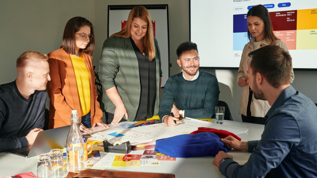 z-meeting-kollegen-meetingraum_16zu9