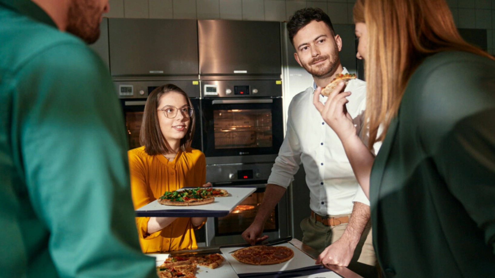 Kollegen im Einkauf beim Pizzatest