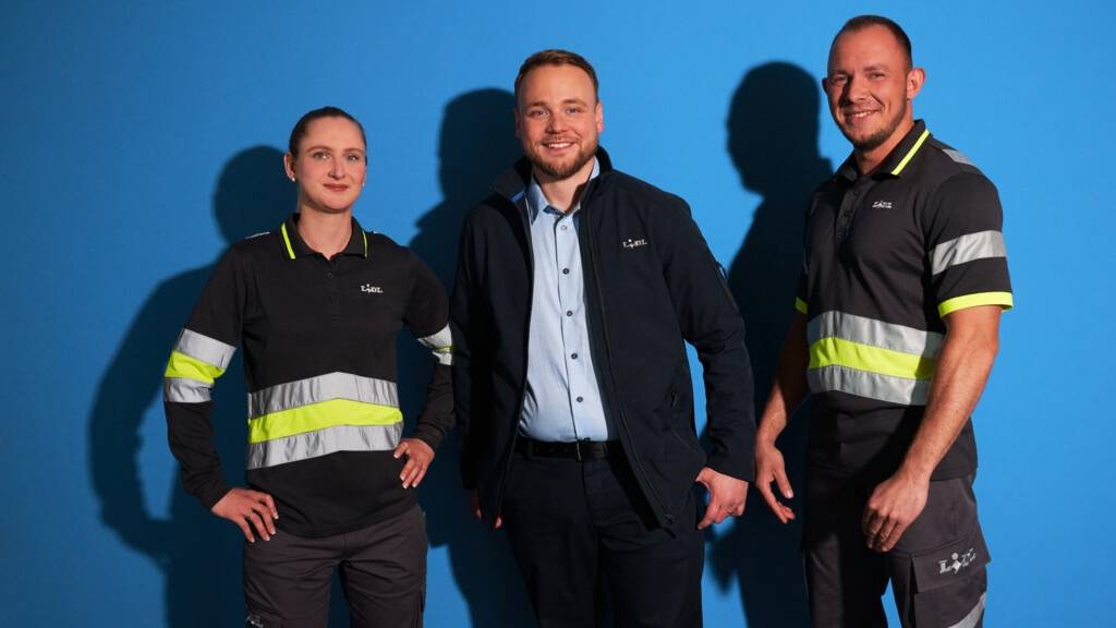 Logistik Team 3er Gruppe vor blauem Hintergrund