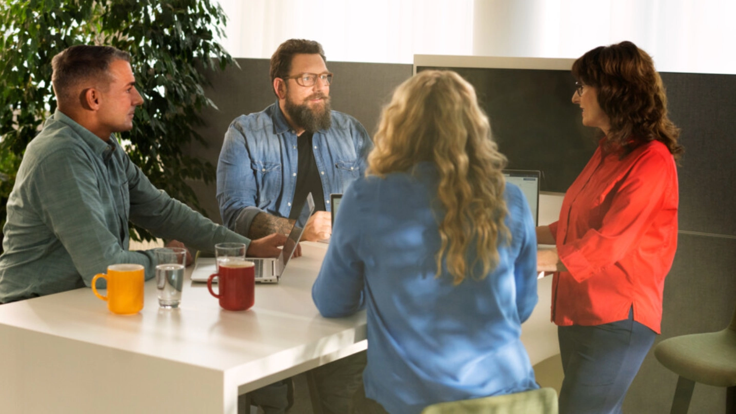 Besprechung am Stehtisch im Büro