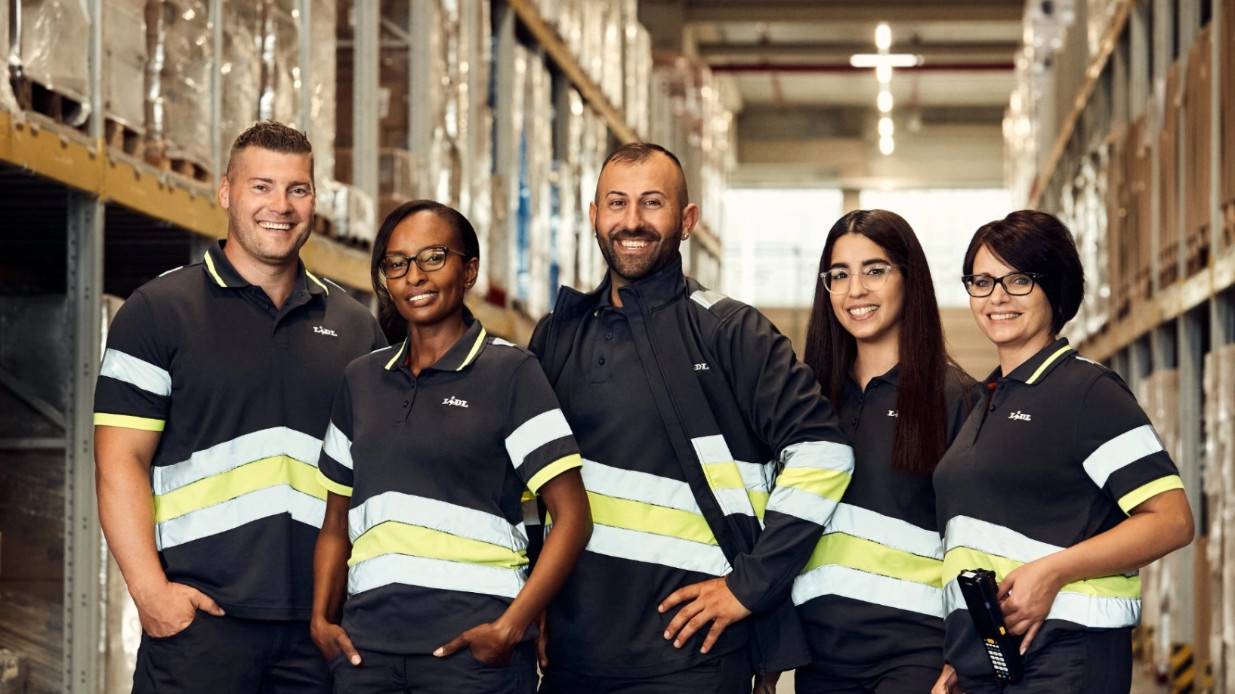 Team im Logistiklager