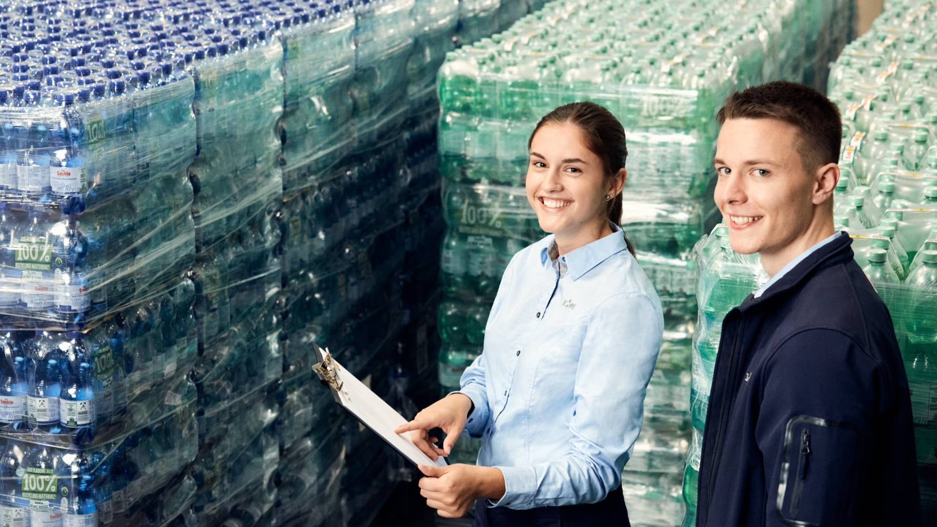 Team im Logistiklager