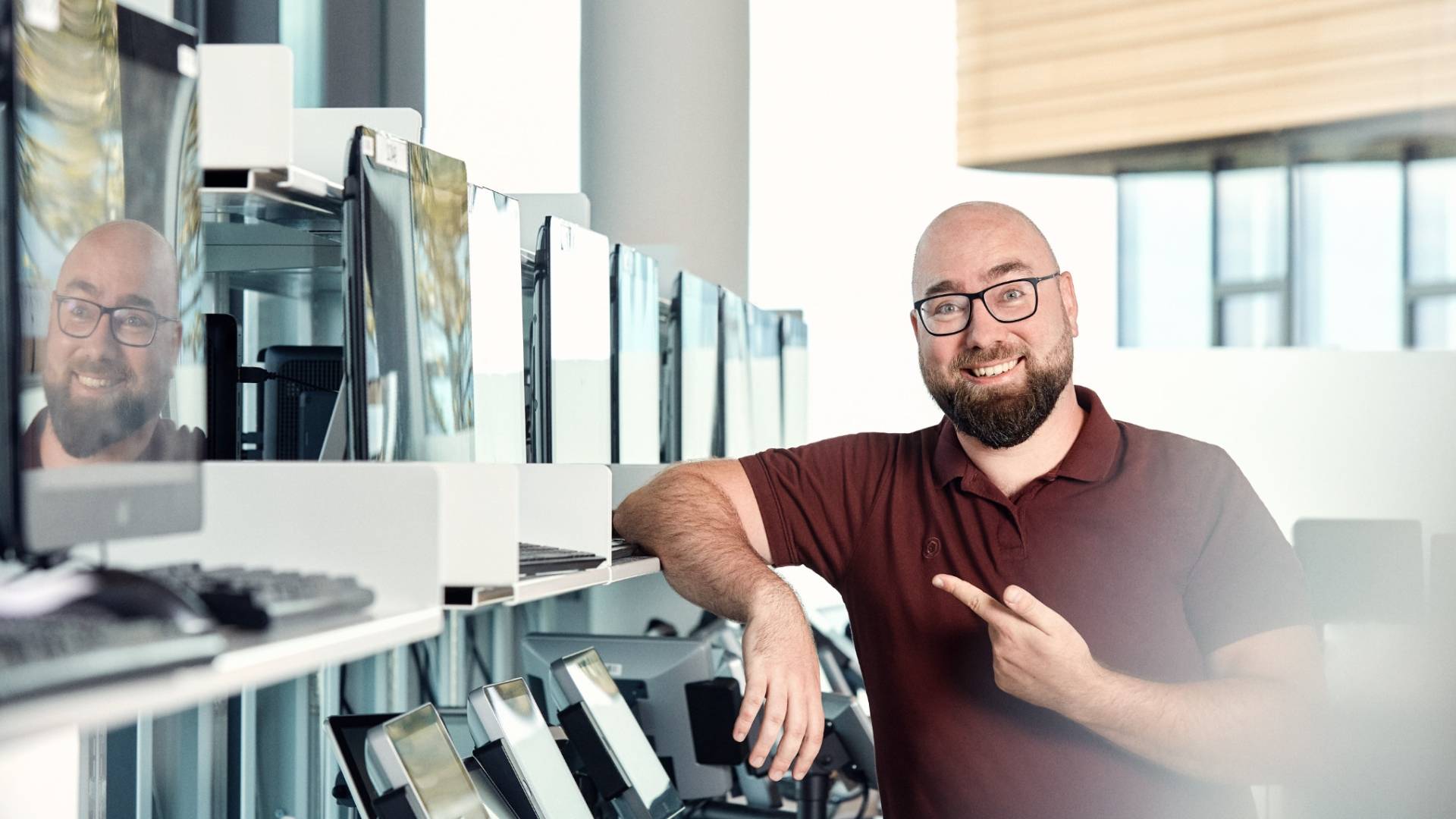 IT Kollegen mit Computern