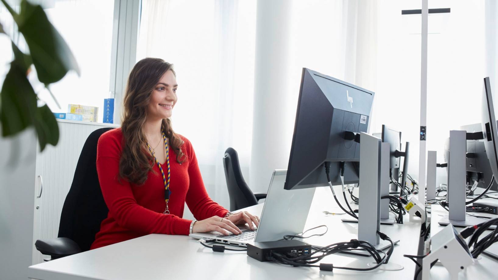 Mitarbeiterin arbeitet am Computer