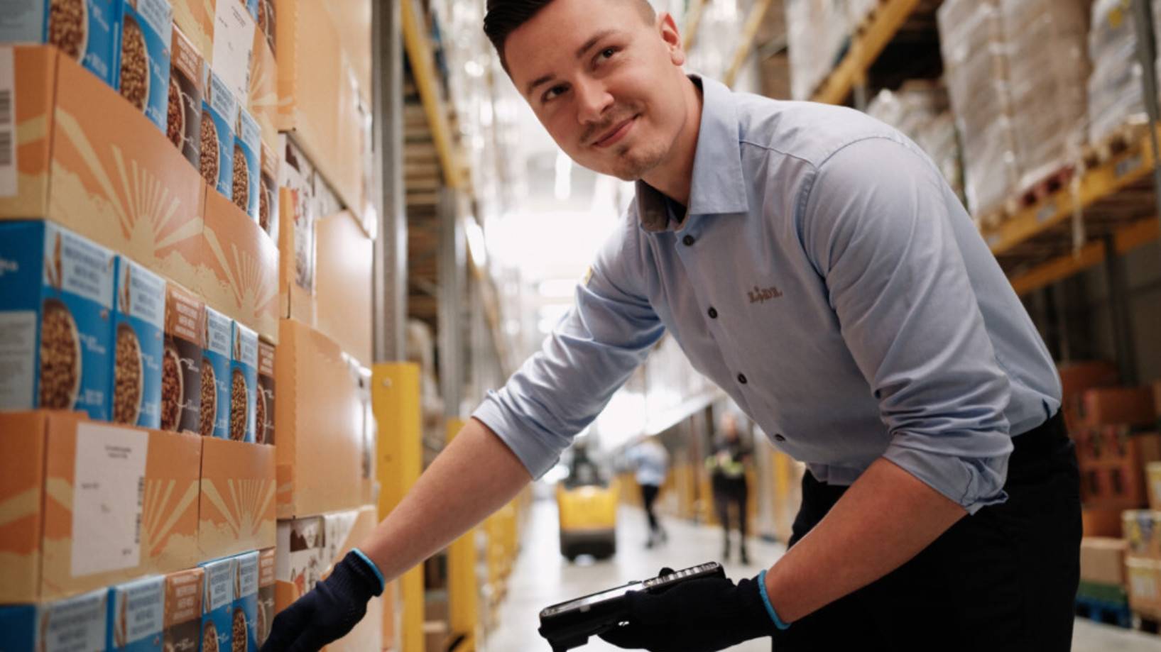 Teilnehmer Abiprogramm mit Scanner an Regal