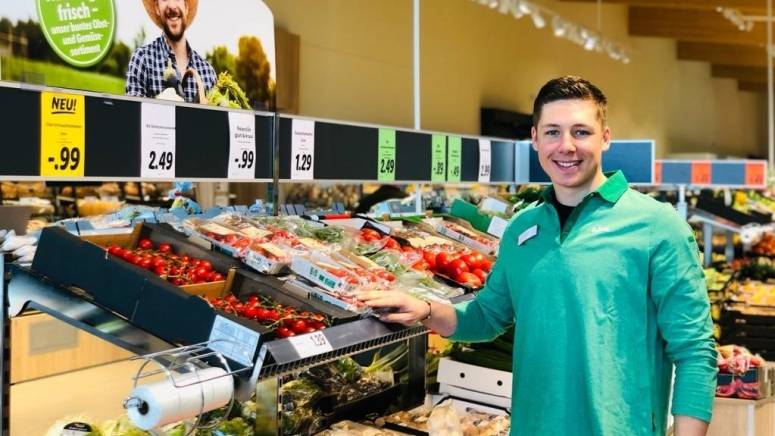 Mitarbeiter Frischebeauftragter vor Obst und Gemüse