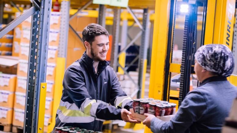 Lager Mitarbeiter Paletten Übergabe 2