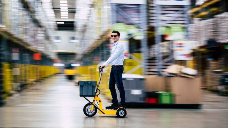 Lager Mitarbeiter Scooter Sonnenbrille