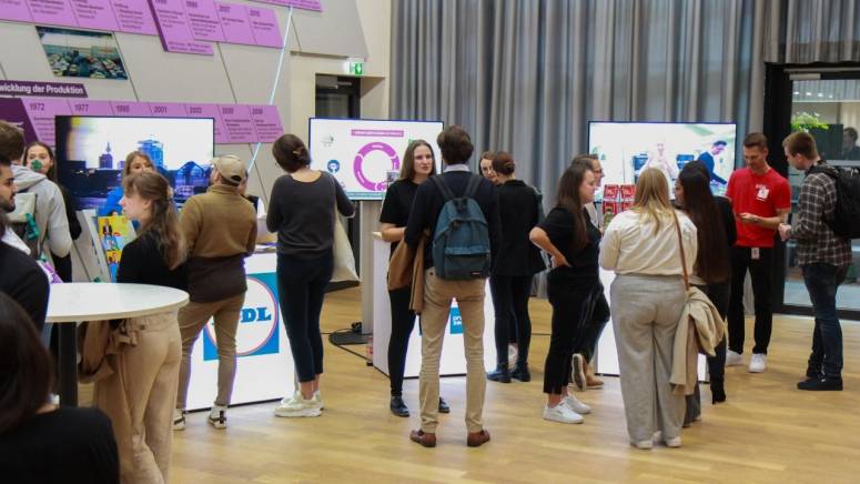 Besucher auf der future_con.23