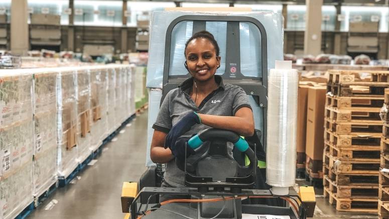 Dorcas fährt Stapler im Logistikzentrum von Lidl