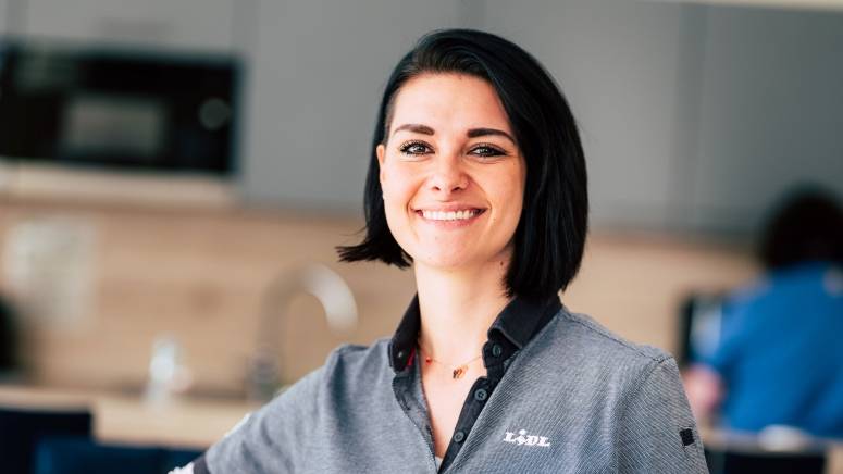 Mandy kann ihre Arbeit im Lidl Kundenservice gut mit ihrem Familienleben vereinbaren.