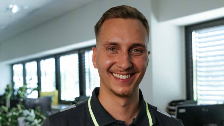 Felix macht das Abiprogramm Logistik