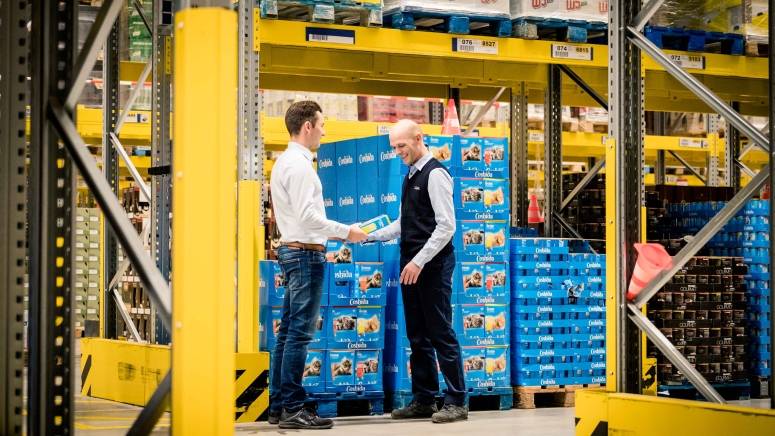 Lager Mitarbeiter Katzenfutter 2