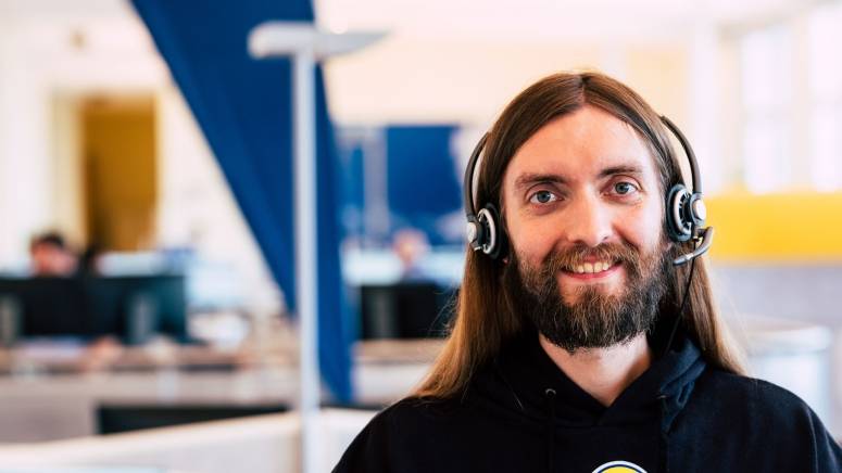 Für den  Soziologiestudent Alexander ist die Tätigkeit im Lidl Kundenservice eine gute Ergänzung zu seinem Studium.