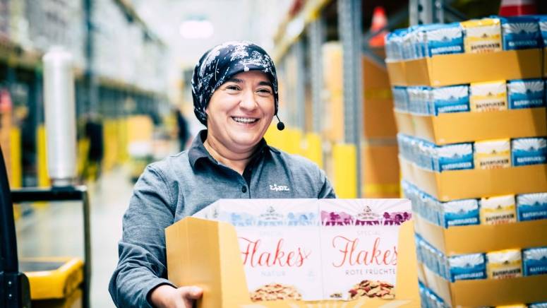 Lager Mitarbeiterin Cornflakes 2