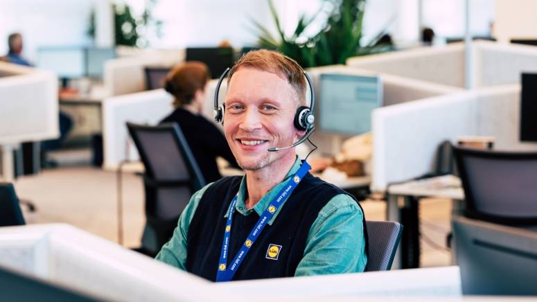 Alexander ist froh, dass er vom Gärtner zum Kaufmann für Bürokommunikation umgeschult hat und jetzt im Kundenservice von Lidl arbeitet.