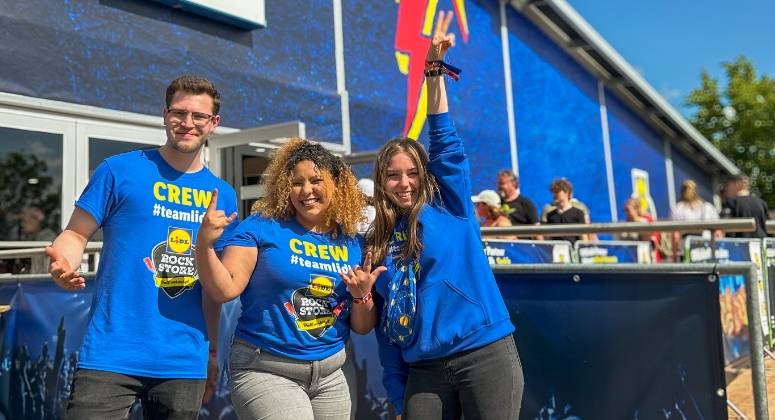 Rock Store: Azubis vor dem Eingang