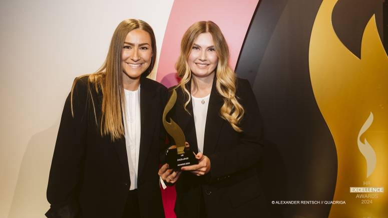 Zwei Lidl-Kolleginnen halten den HREA in der Hand