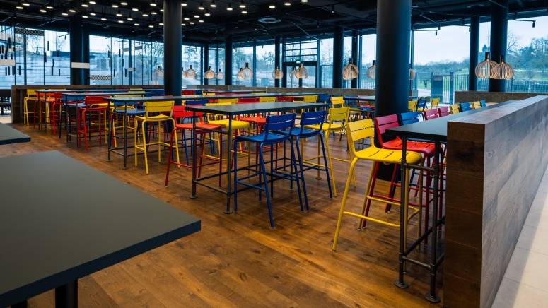 z0-bad-wimpfen_kantine-bunte-stuehle_2zu1