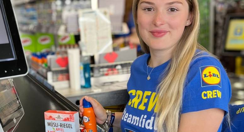 Rock Store Azubi an der Kasse