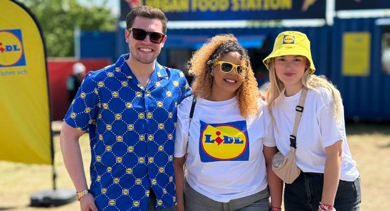 Rock Store: Azubis vor dem Eingang