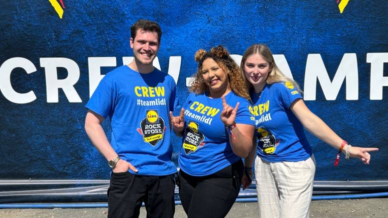 Rock Store: Azubis vor dem Crew Camp