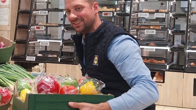 Filialleiter Lutz am Gemüseregal