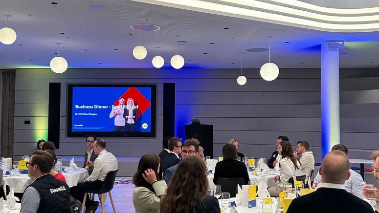 IGI Tische & Leinwand