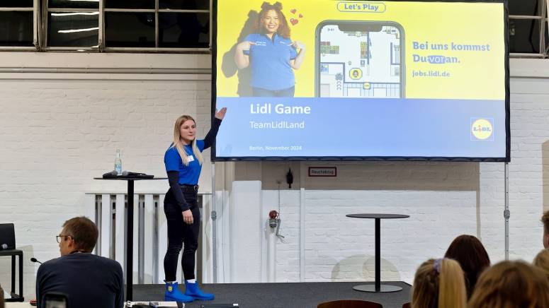 Eine Lidl-Kollegin präsentiert das TeamLidlLand Game
