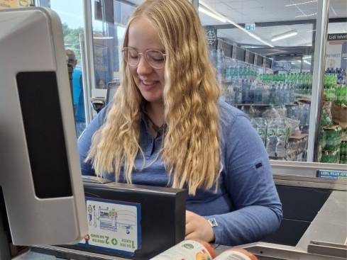 Azubi Vanessa der Inselfiliale Borkum