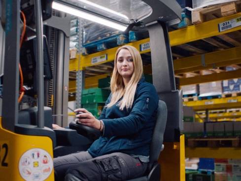 Mitarbeiterin Logistik Stapler