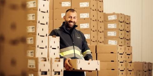 Kommissionierer mit Paket